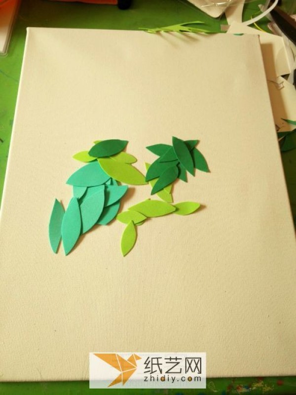 Used sponge paper can be made into beautiful handmade decorative paintings in the teaching of turning waste into treasure.