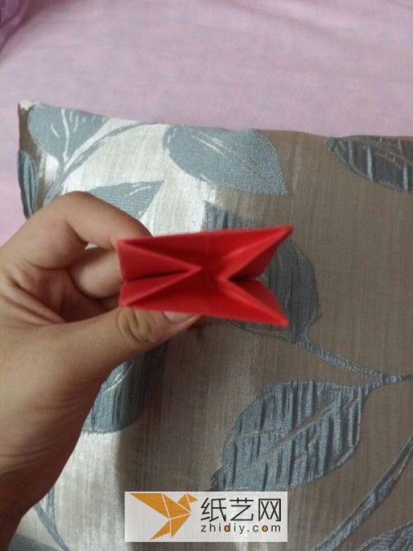 Actual pictures teach you step by step how to make origami devil heart Valentines Day gift handmade tutorial