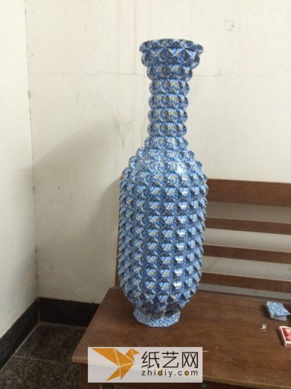 The super stylish origami decorative vase made from playing cards makes a great New Year gift.