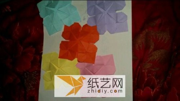 Origami hydrangea lanterns are a great way to enhance the atmosphere during the Lantern Festival