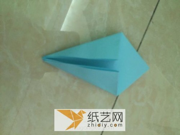 How to make three-dimensional origami tulips. Illustrated tutorial teaches you how to DIY three-dimensional paper flowers.