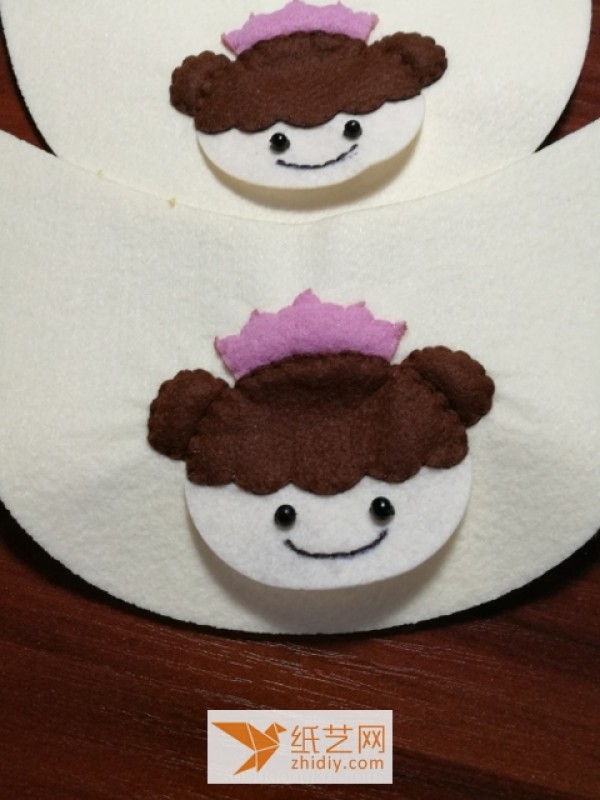 Tutorial on how to make little princess slippers from non-woven fabric as a New Year gift