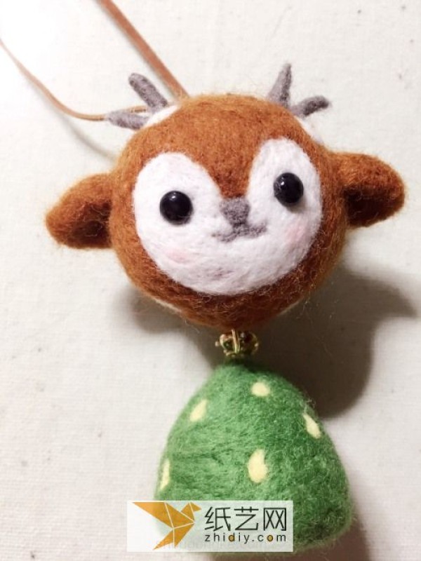 Tutorial on how to make a deer hanging ornament made of wool felt. Everyone loves this beautiful New Year gift.