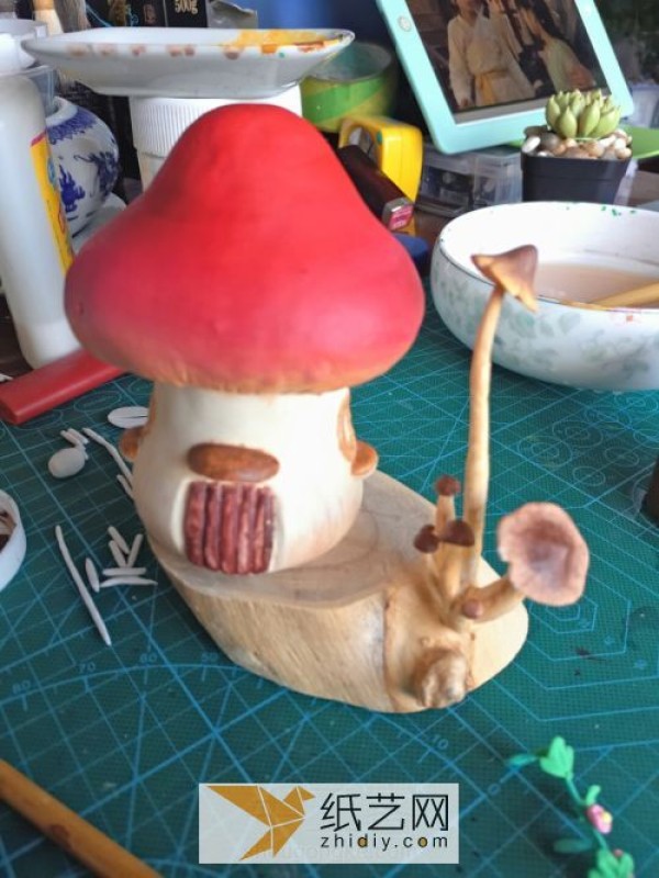 Tutorial for making a small mushroom house from fairy tales with ultra-light clay. A birthday gift for a friend.