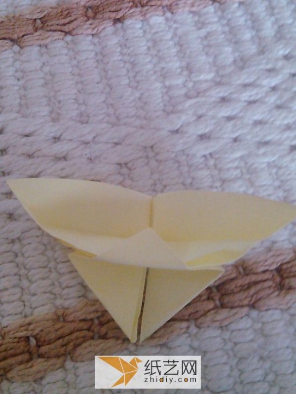 Simple origami method of small butterfly. Illustrated tutorial teaches you how to make butterfly origami.