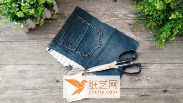 Illustrated tutorial on how to turn jeans into valuables and make a convenient storage hanging bag