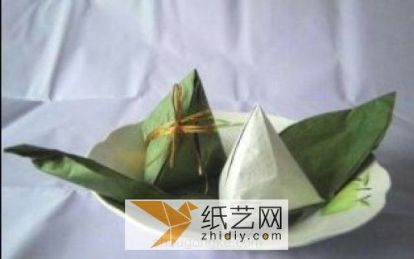 Making rice dumplings for Dragon Boat Festival. How to make origami rice dumplings.