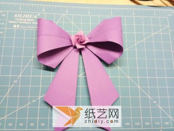 Tutorial on original handmade paper flower hairpins and headbands, including how to fold origami bows