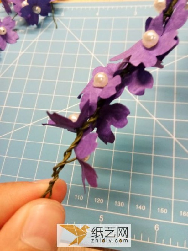 Tutorial on original handmade paper flower hairpins and headbands, including how to fold origami bows