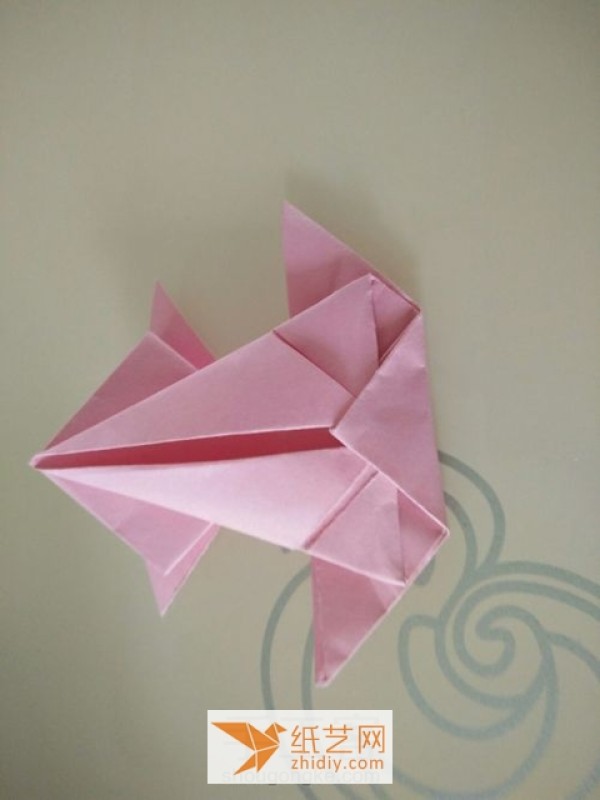 Tutorial on making origami frog toys for children