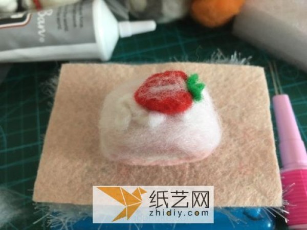 Illustrated tutorial on how to make strawberry cake rolls with wool felt