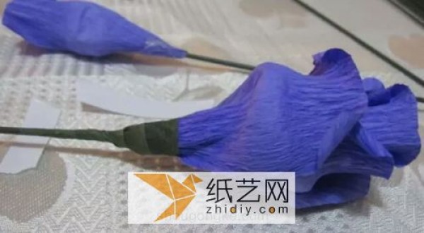 Tutorial on how to make beautiful roses with crepe paper