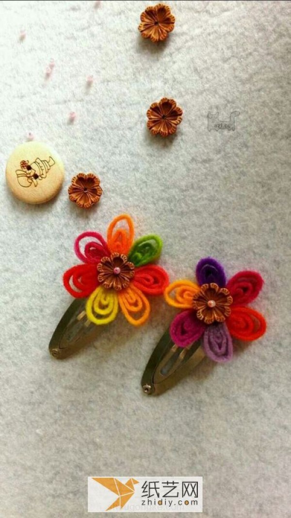 Non-woven rags are made into fabric flower hairpins for Christmas gifts