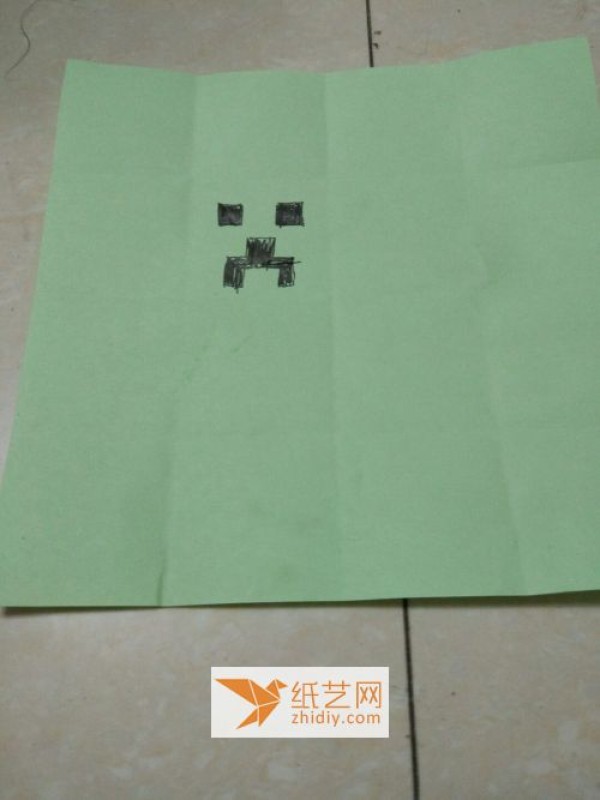 The process of origami creeper. Teach you step by step.