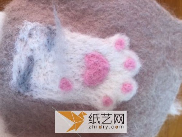 Cute cat claw mobile phone case made of wool felt as a New Year gift