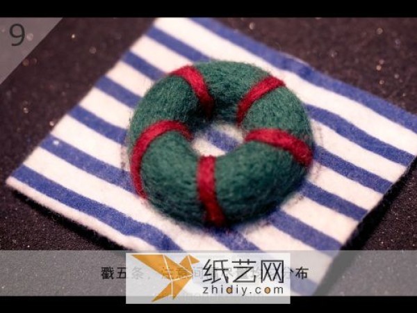 Tutorial on how to make a Christmas-style wool felt brooch. Poke Le is so domineering.