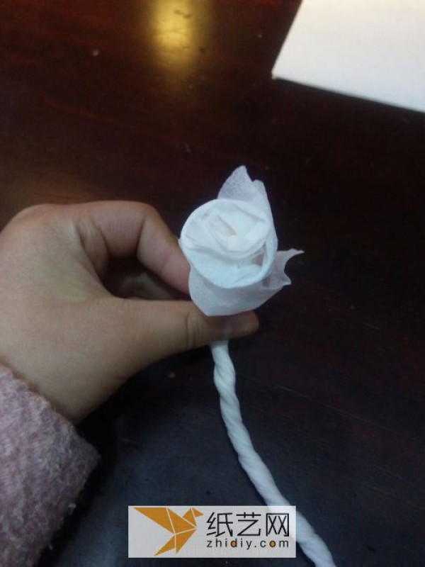 Illustrated tutorial for hand folding paper towel roses