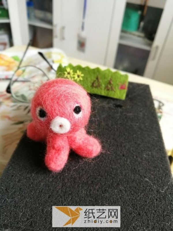 Tutorial on how to make a small wool felt octopus suitable for beginners. No need to worry about Christmas gifts.