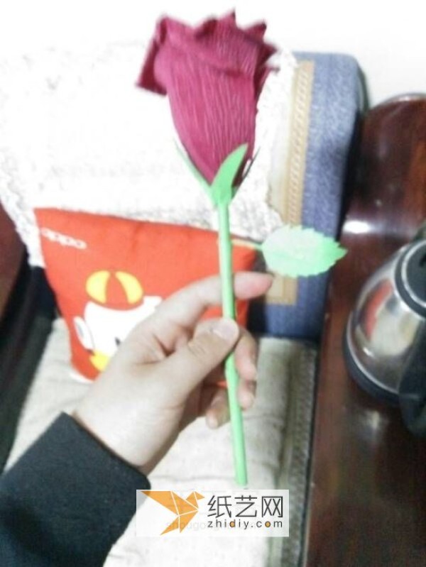 Tutorial on how to use crepe paper to make everlasting paper roses for Valentine’s Day. How to DIY beautiful roses.