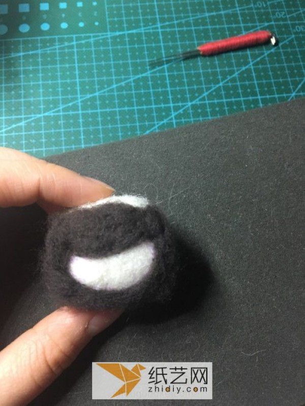 An illustrated tutorial for making a wool felt emoticon bag. Creative emoticon bags made of wool felt.