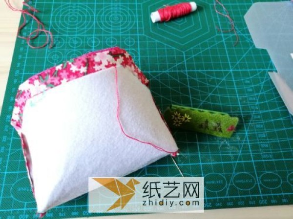 Tutorial on how to make a classic fabric coin purse and gold bag as a Mother’s Day gift