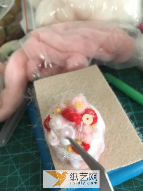 A no-fail illustrated tutorial for making strawberry cream cake with wool felt