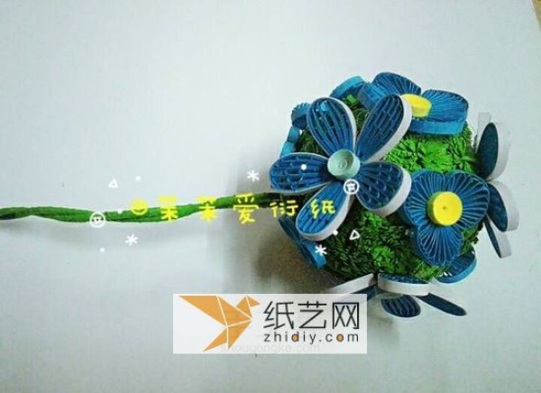 Use paper quilling method to make exquisite paper flower balls. DIY creativity of handmade paper flowers (transfer)