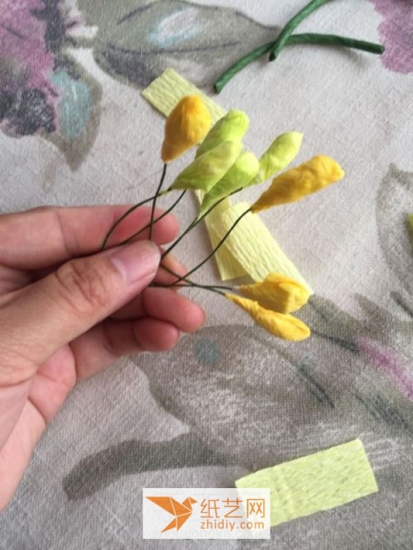 Tutorial on how to make a realistic crepe paper flower arrangement