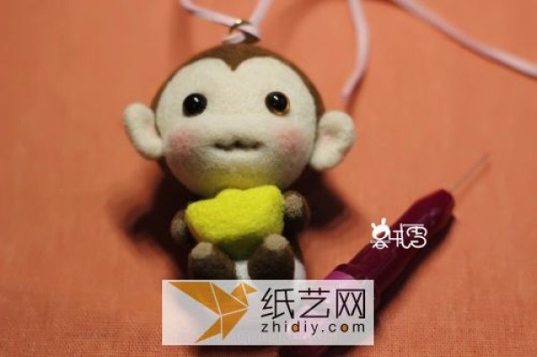 Tutorial on how to make a wool felt monkey, a handmade mascot for the Year of the Monkey. A golden monkey as a New Year gift.