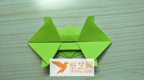 Illustrated tutorial on how to make a multi-pointed star origami bouquet. It’s a cool Teacher’s Day decoration.