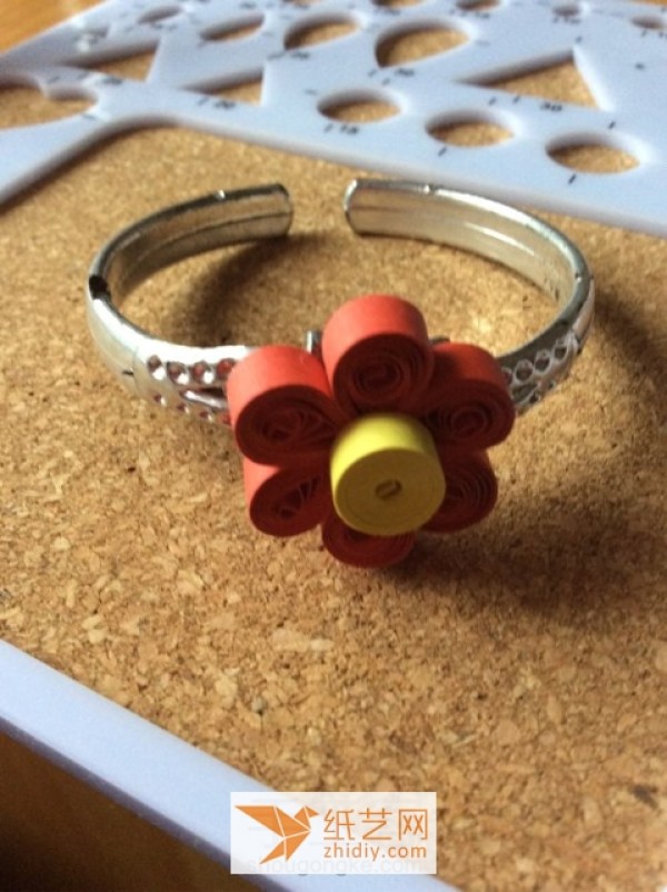 How to make simple paper flower bracelets as Christmas gifts