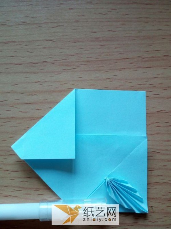 Creative handmade tutorial teaches you how to fold a beautiful origami feather envelope