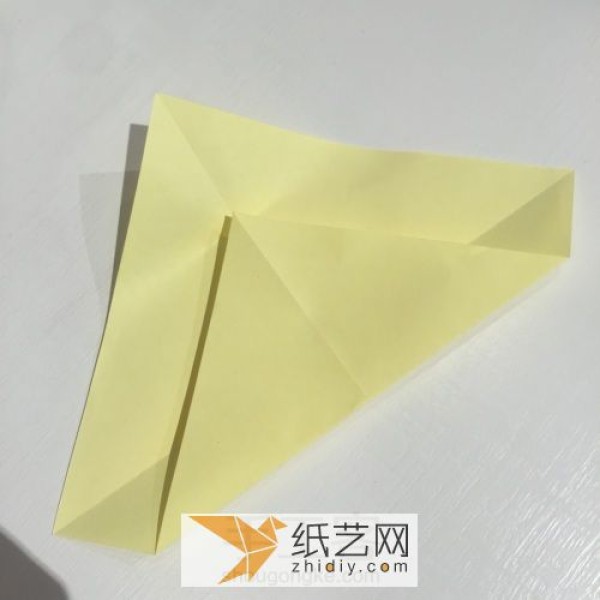 Illustrated tutorial for origami chicken red packets for the Year of the Rooster. How to fold the New Year red envelope by hand.