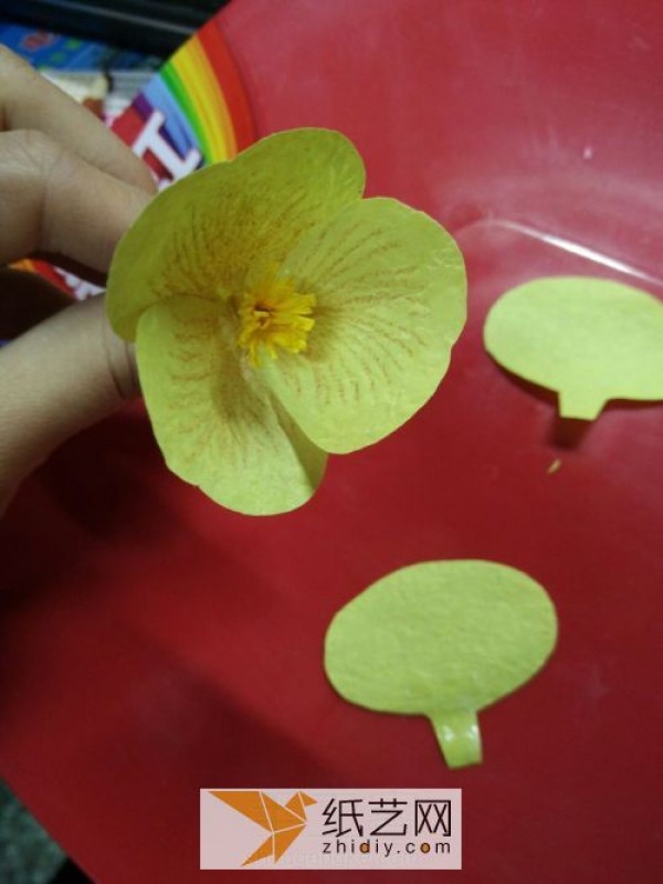 Tutorial on making immortal pansy flowers from crepe paper. How to make beautiful paper flowers.