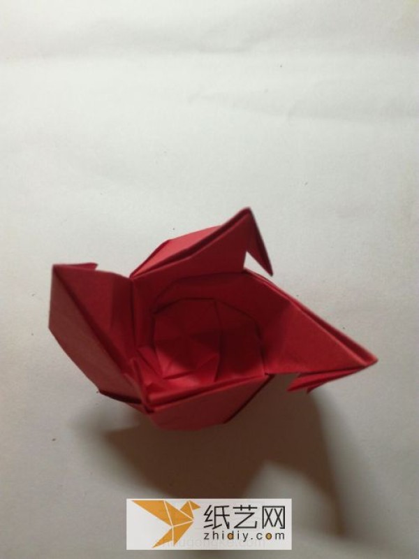 Detailed, complete and easy-to-learn method of folding origami roses. Tutorial on handmade origami roses for Valentines Day.