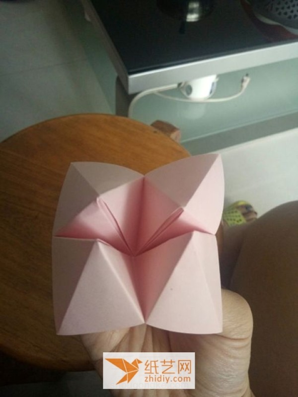 Illustrated tutorial on making three-dimensional origami hearts for Chinese Valentines Day gifts