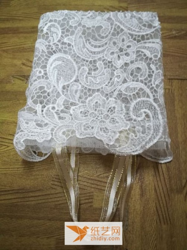 Tutorial on how to make a girly lace shoulder bag as a Christmas gift