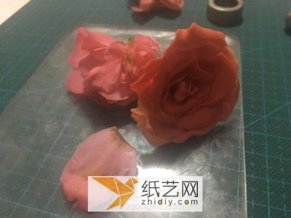 The ultra-light clay rose that can tell whether it is real or fake is a good gift for Valentine’s Day.