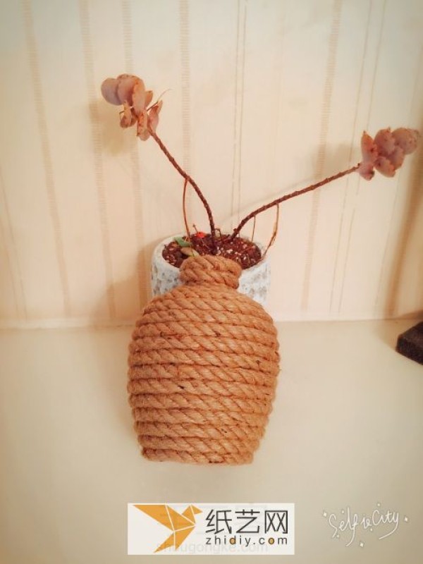 Use hemp rope to turn small wine bottles into treasures and make them into retro vases