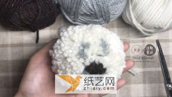 Tutorial on making a baby seal made of yarn balls as a New Year gift