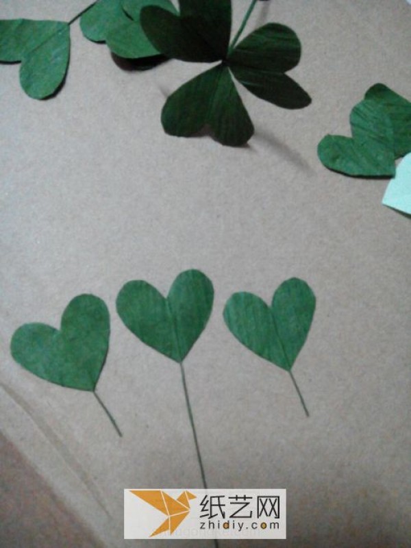 Three-dimensional paper art clover is made using wrinkled paper (real photo tutorial)