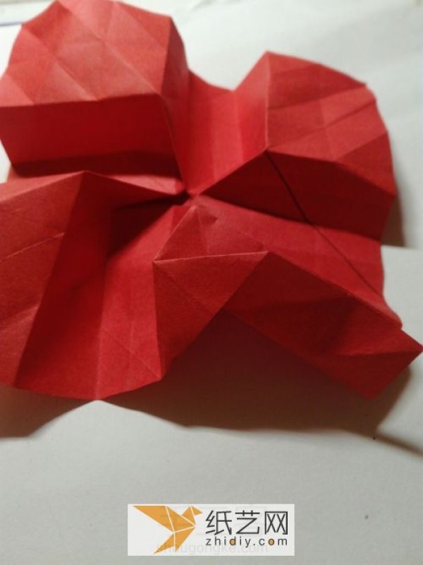 Detailed, complete and easy-to-learn method of folding origami roses. Tutorial on handmade origami roses for Valentines Day.