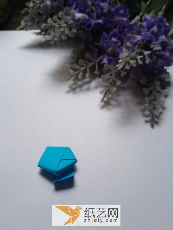 The classic method of origami stars is a commonly used decoration for gift preparation.