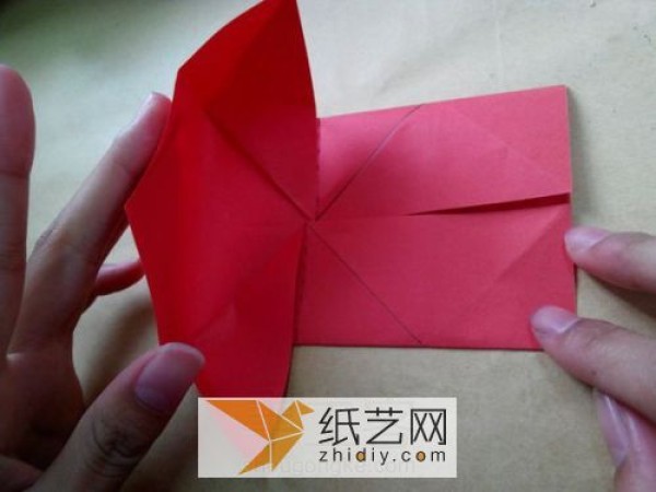 Real photo tutorial teaches you step by step how to fold origami roses