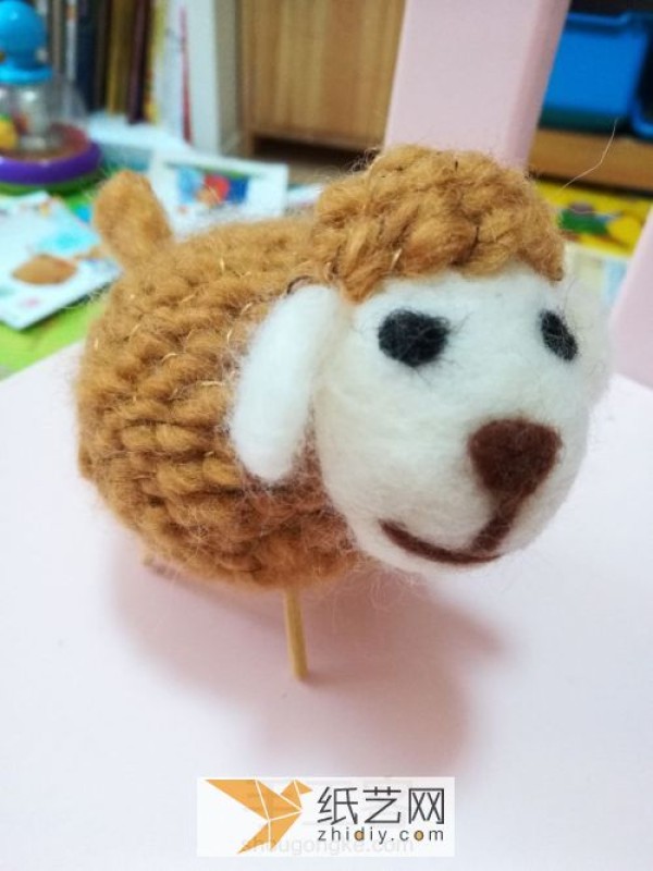 Lamb Christmas gift made of wool felt. The production method is different from ordinary wool felt.