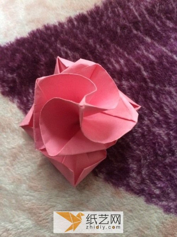 A simple way to fold origami roses for Chinese Valentines Day