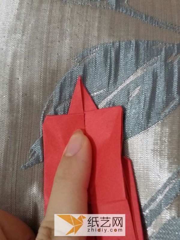 Actual pictures teach you step by step how to make origami devil heart Valentines Day gift handmade tutorial