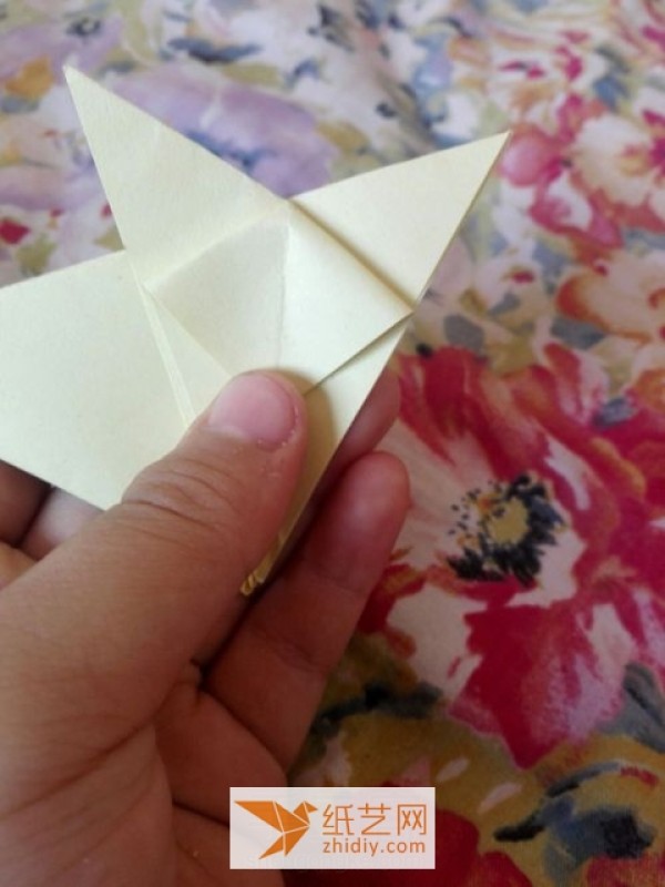 Tutorial on making a three-dimensional origami fox for children