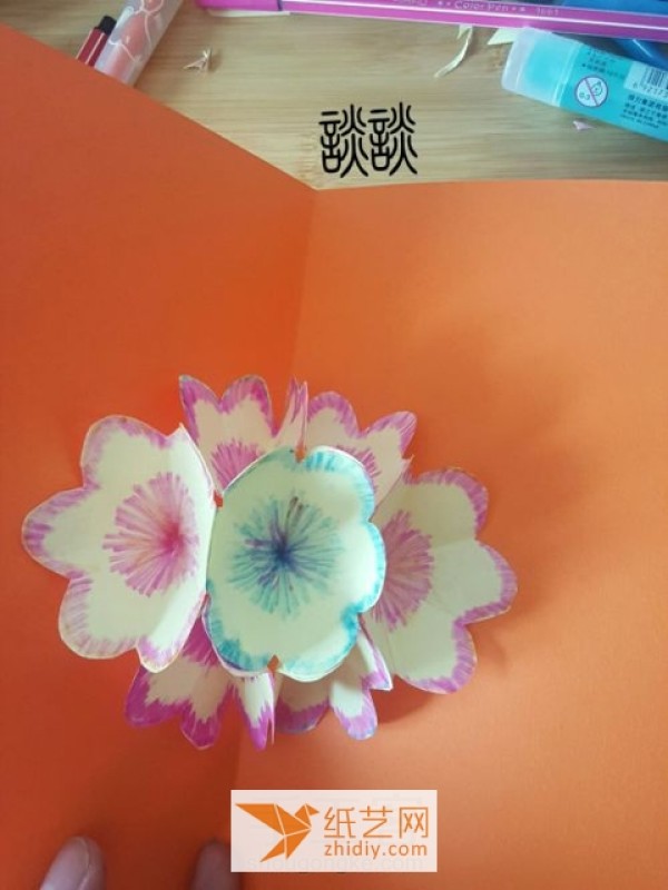 For Christmas greeting cards, you can choose to make this three-dimensional flower greeting card.