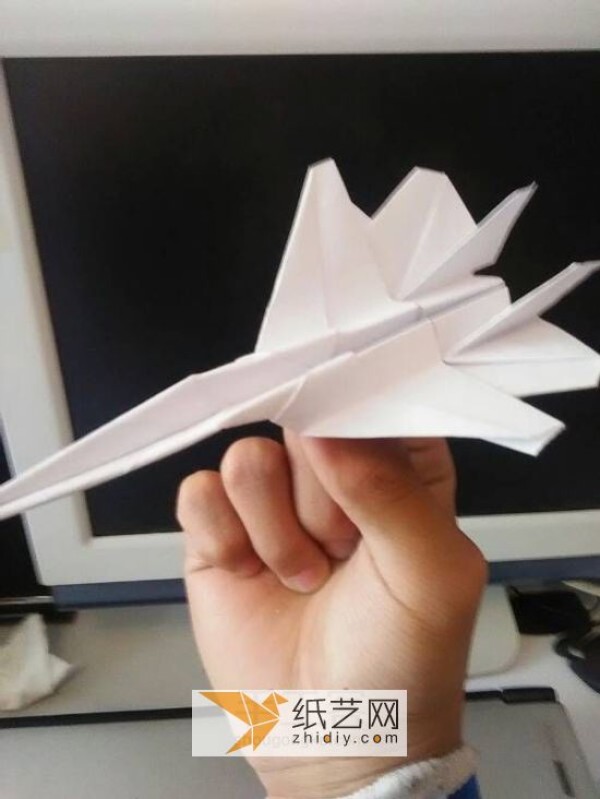 Don’t miss the MiG-29 origami aircraft making tutorial. The origami effect is the same as the model.